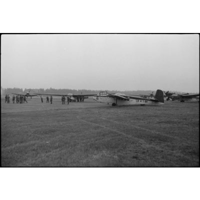 Les préparatifs d'un exercice aéroporté sur un terrain d'aviation norvégien occupé par le Luftlandesgechwader 1 (8.LLG.1).