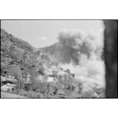 Retraite allemande et destruction d'un pont dans le secteur de Montefalcone Nel Sannio.