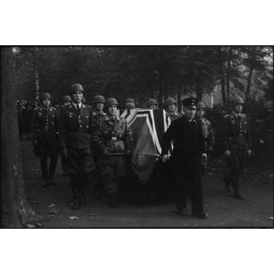 Lors des obsèques du lieutenant-colonel Walter Koch, le catafalque et sa garde d'honneur.