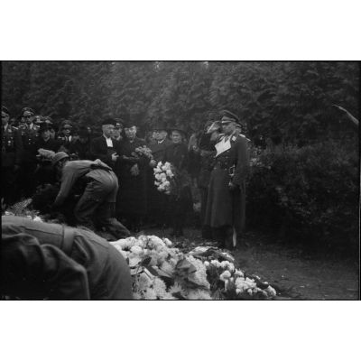 Saluts militaires des autorités allemandes lors des obsèques du lieutenant-colonel Walter Koch.