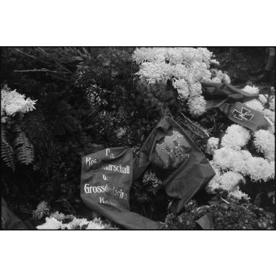 Gerbes posées autour de la tombe du lieutenant-colonel Walter Koch.