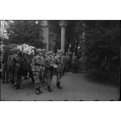 A Bonn, une garde d'honneur composée de parachutistes se positionne devant le cercueil du lieutenant-colonel (Oberstleutnant) Walter Koch.