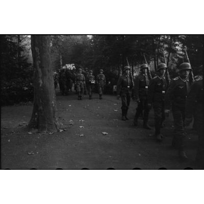 A Bonn, lors des obsèques du lieutenant-colonel Walter Koch, le cortège rejoint le cimetière.