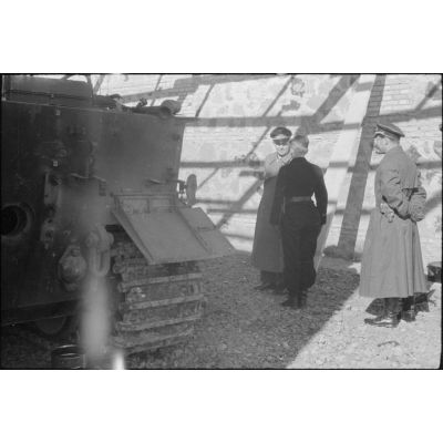Le général des troupes aéroportées (General der Flieger) Kurt Student inspecte un blindé Panzer VI "Tigre" du schwere Panzer Abteilung 508 dans la cour d'une caserne.