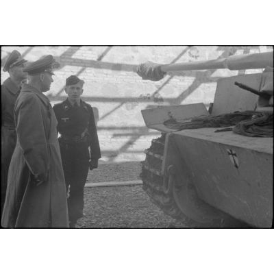 Le général des troupes aéroportées (General der Flieger) Kurt Student inspecte un blindé Panzer VI "Tigre" du schwere Panzer Abteilung 508 dans la cour d'une caserne.