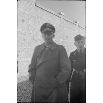 Le général Kurt Student lors de sa tournée d'inspection dans les locaux du schwere Panzer Abteilung 508.