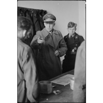 En pleine inspection du schwere Panzer Abteilung 508, le général Kurt Student se penche sur une carte de l'Italie.
