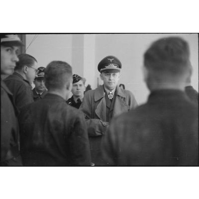 Le général Kurt Student inspecte les locaux occupés par les hommes du schwere Panzer Abteilung 508.