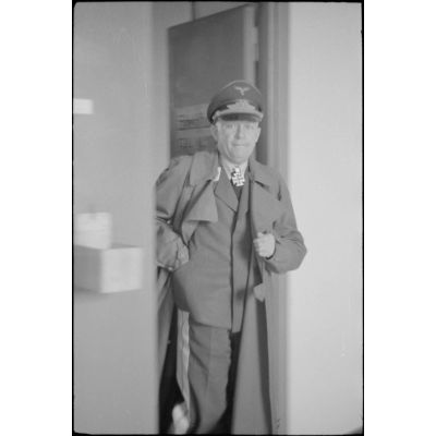 Le général des troupes aéroportées Kurt Student lors de l'inspection des locaux occupés par le schwere Panzer Abteilung 508.
