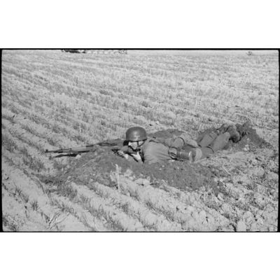 Un parachutiste allemand posté en soutien des canons d'assaut italiens du Sturmgeschütz-Abteilung 242.