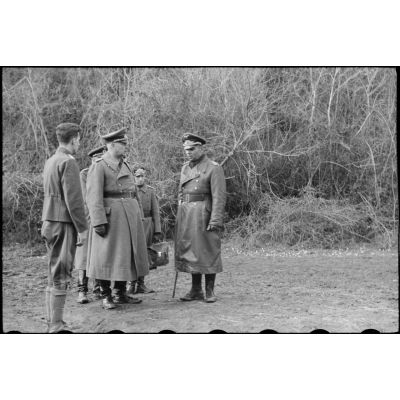 En Italie, au nord-ouest d'Anzio-Nettuno, le général (Generaloberst) Eberhard von Mackensen et le General der Flieger Alfred Schlemm inspectent les positions de la 4.Fallschirmjäger.Division.