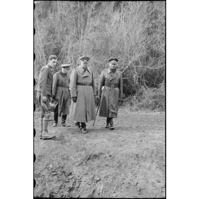 En Italie, au nord-ouest d'Anzio-Nettuno, le général (Generaloberst) Eberhard von Mackensen et le General der Flieger Alfred Schlemm inspectent les positions de la 4.Fallschirmjäger.Division.