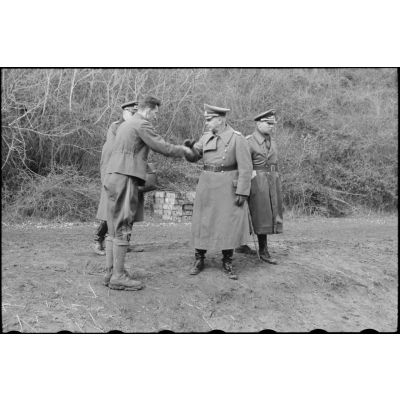 En Italie, au nord-ouest d'Anzio-Nettuno, le commandant (Major) Arnold von Roon salue les généraux Eberhard von Mackensen et Alfred Schlemm.