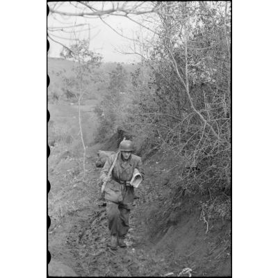 Un parachutiste de la 4.Fallschirmjäger.Division rejoint son unité située entre les marécages et la forêt de Padiglione.