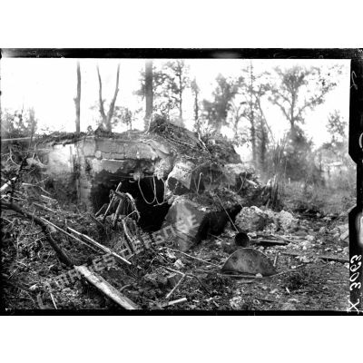 Un abi bétonné allemand détruit par l'artillerie française. [légende d'origine]