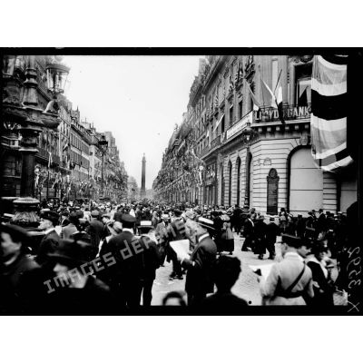 Paris, défilé de la Victoire, la foule sur les boulevards. [légende d'origine]