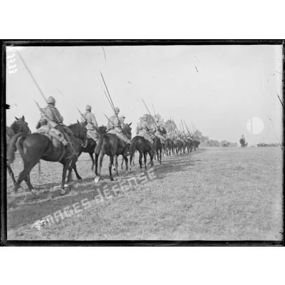 Hamel. Le 3e Hussard défilant sur la route. [légende d'origine]