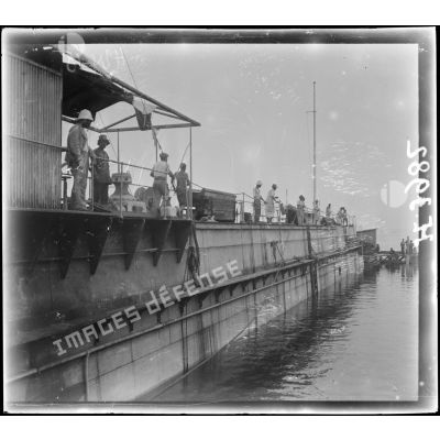 Douala. Dock flottant. Différentes phases de la mise en place d'un chaland. Manoeuvre à l'entrée du chaland. [légende d'origine]
