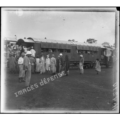 Nkongsamba. La foule au départ d'un train. [légende d'origine]