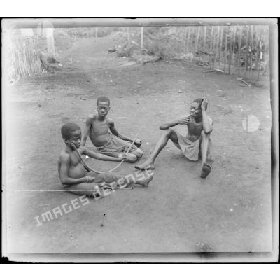 Mangombé (Cameroun). Joueurs de N'dendé. [légende d'origine]