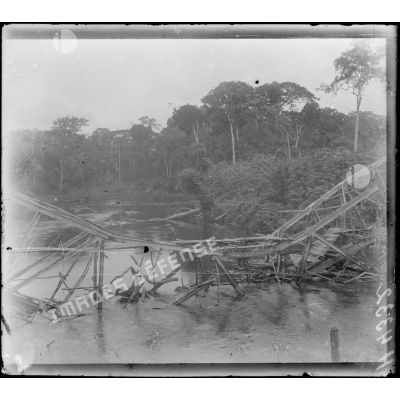 So-Dibanga. Le pont détruit sur la Kélé. [légende d'origine]