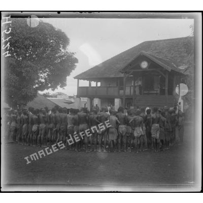 Yaoundé. Porteurs dans la cour du poste. [légende d'origine]