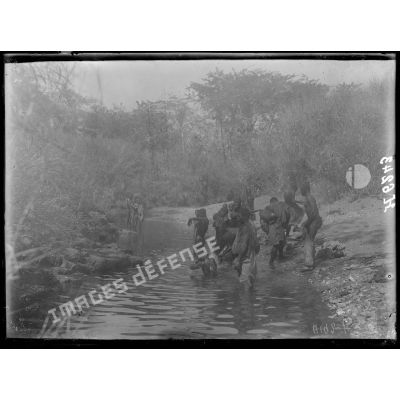 Route de N'Gaoundéré à Garoua. Porteurs se lavant dans le mayo Matoléro. [légende d'origine]