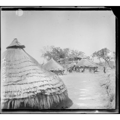 Route de N'Gaoundéré à Garoua. Village et indigènes. [légende d'origine]