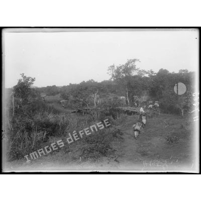 Route de Tingéré à Banyo. A 2h1/2 au sud de M'Banti, passage d'un mayo. [légende d'origine]