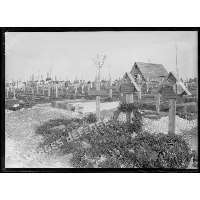 Cauroy. Le cimetière allemand, vue d'ensemble. [légende d'origine]