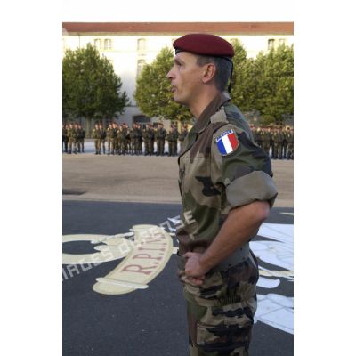 Le colonel Didier Brousse, chef de corps du 8e RPIMa,  prend la parole devant ses troupes au lancement de l'opération "Determined Commitment 04".