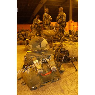 Equipements individuels des parachutistes du 8e RPIMa juste avant leur départ pour le Kosovo.