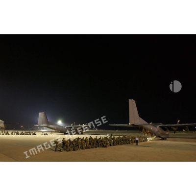 A l'aéroport d'Istres, les parachutistes du 8e RPIMa s'apprêtent à embarquer dans des Transall en partance pour le Kosovo.