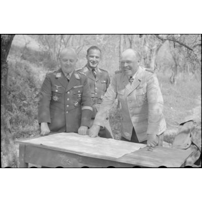 A l'issue d'une réunion sur la situation militaire allemande sur le front de Cassino, le maréchal (Generalfeldmarschal) Albert Kesselring et Richard Heydrich posent pour le reporter.