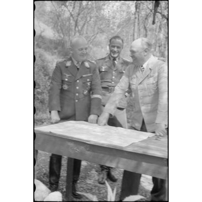 En Italie, le maréchal (Generalfeldmarschal) Albert Kesselring et Richard Heydrich évoquent la situation de la bataille de Cassino.