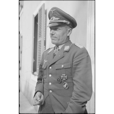 Portrait du colonel (Oberst) Karl-Lothar Schulz, commandant le 1er régiment aéroporté allemand (Fallschirmjäger-Regiment 1).