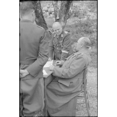 En Italie, le maréchal (Generalfeldmarschal) Albert Kesselring et Richard Heydrich évoquent la situation de la bataille de Cassino.