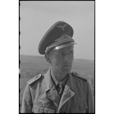 Portrait d'un officier de la section de propagande aéroportée.
