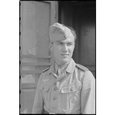Portrait d'un soldat, membre de la section de propagande aéroportée.