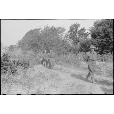 En Italie, sur le front d'Anzio-Nettuno (Latium), des soldats de la 5e division d'infanterie britannique (5th infantry division) capturés par des parachutistes de la 4e division aéroportée allemande (4.Fallschirmjäger-Division).