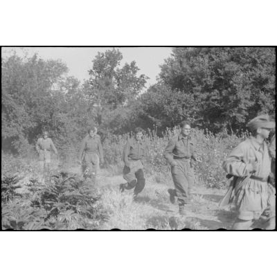 En Italie, sur le front d'Anzio-Nettuno (Latium), des soldats de la 5e division d'infanterie britannique (5th infantry division) capturés par des parachutistes de la 4e division aéroportée allemande (4.Fallschirmjäger-Division).