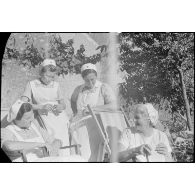 Des infirmières allemandes en poste à Kastelli (Crète).