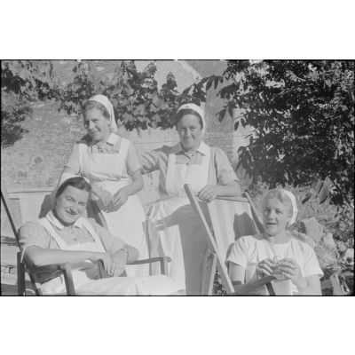 Des infirmières allemandes en poste à Kastelli (Crète).