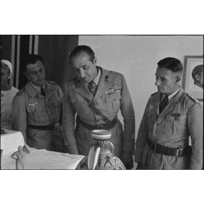 A Kastelli (Crète), un général de brigade de l'armée de terre italienne visite une exposition d'objets confectionnés par les soldats allemands.
