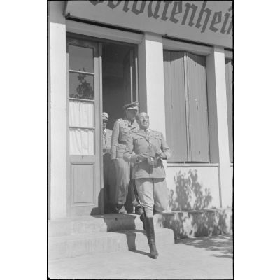 A Kastelli (Crète), un général de brigade de l'armée de terre italienne visite une exposition d'objets confectionnés par les soldats allemands.