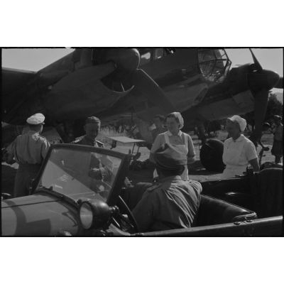 Sur le terrain de Kastelli, un équipage se prépare pour une mission à bord d'un Junkers Ju-88.