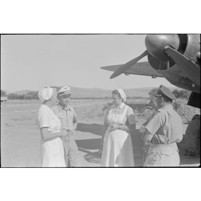 Sur le terrain de Kastelli, un équipage se prépare pour une mission à bord d'un Junkers Ju-88.