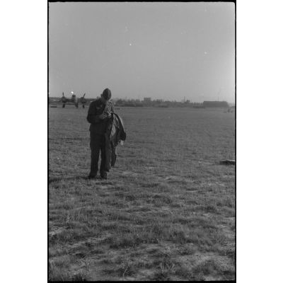 Le lieutenant (Oberleutnant) Denkmann, pilote observateur au sein d'une escadrille de bombardement sur la base aérienne de Belgrade.