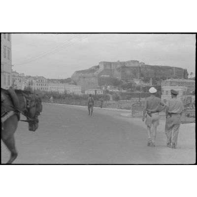Corfou, promenade d'officiers de la Luftwaffe non loin de la citadelle et du port de plaisance.