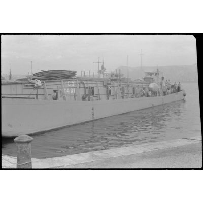 Dans le port de Corfou, déchargement de matériels depuis des péniches de la Kriegsmarine.